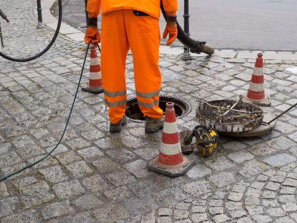 spurgo fognatura con strumentazione attrezzatura spurgo fogne